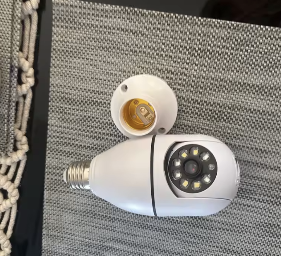 Photo envoyée par Sabine — Caméra ampoule wifi