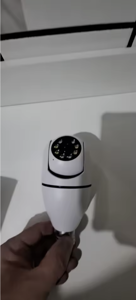 Photo envoyée par Laetitia — Caméra ampoule wifi