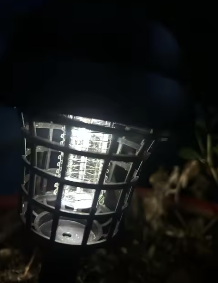 Photo envoyée par Yannick — Lampe solaire anti-moustiques